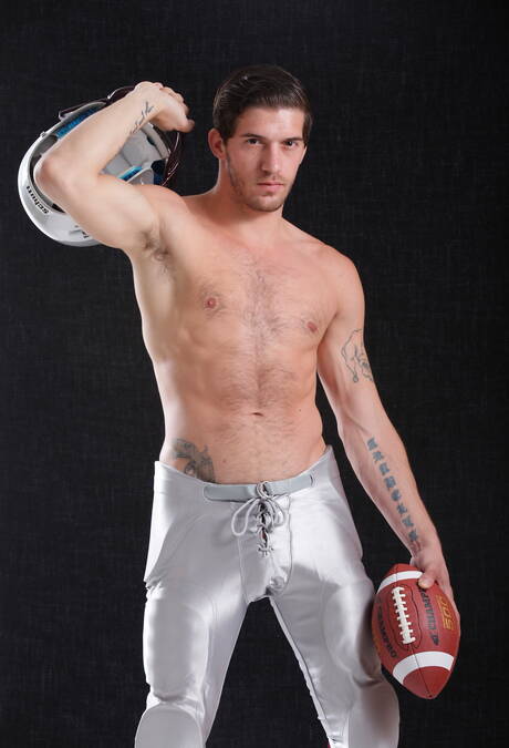 Sexy Amerikanen, twink Jamie Sanders en otter Ty Roderick kleden zich uit en laten hun mooie kont zien