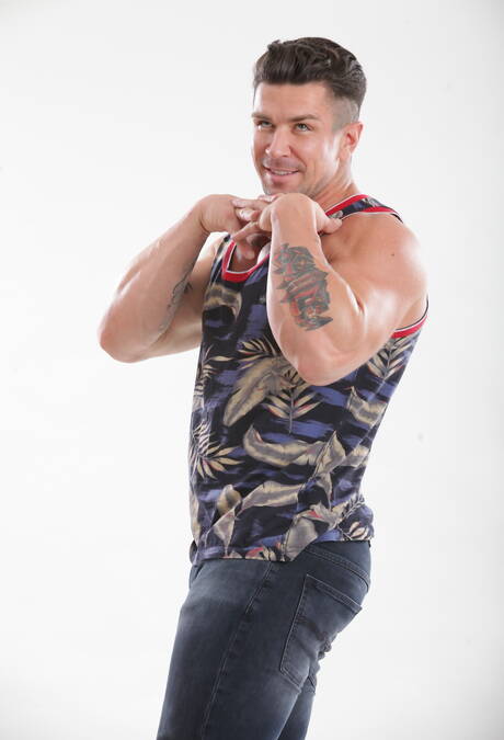 セクシーなアメリカ人男性、屈強な雄牛セス・サントロとイケメンのトレントン・ドゥカティがヌードでお尻を見せる