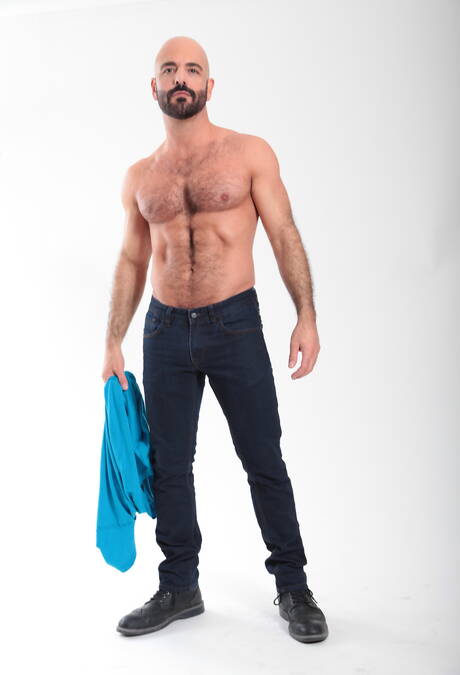 Heiße amerikanische Typen, der haarige Hengst Adam Russo und der haarige Hengst Ty Roderick, posieren nackt und zeigen schöne Ärsche