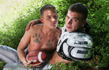 Twee Amerikaanse jongens, de harige hengst Alexander Greene en de gespierde kerel Brandon Wilde poseren naakt in de buitenlucht.