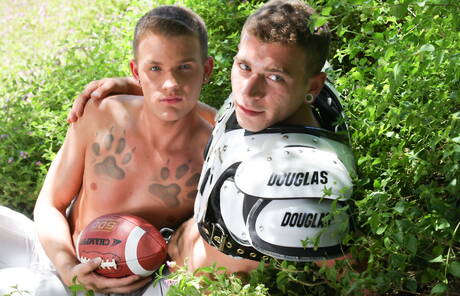 Twee Amerikaanse jongens, de harige hengst Alexander Greene en de gespierde kerel Brandon Wilde poseren naakt in de buitenlucht.