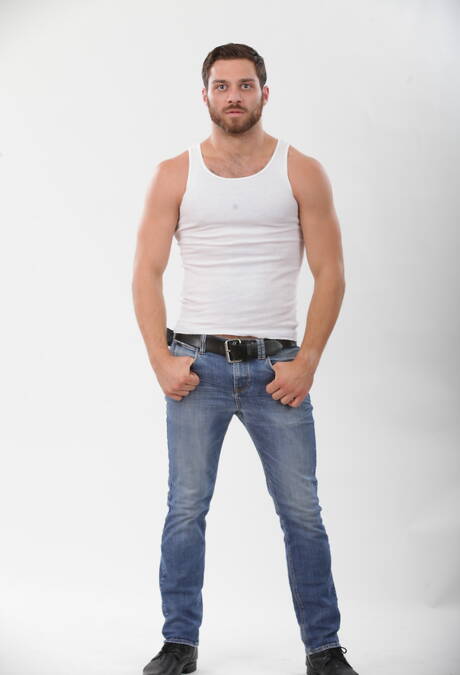 Le beau mec américain poilu Tommy Defendi et le taureau fort Matt Stevens dans une scène homosexuelle torride