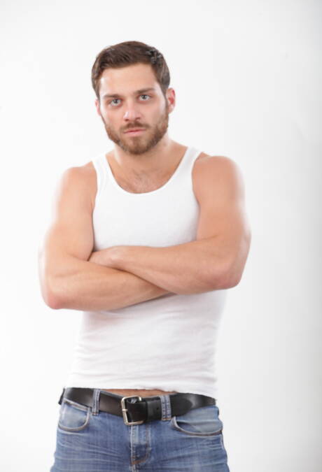 Le beau mec américain poilu Tommy Defendi et le taureau fort Matt Stevens dans une scène homosexuelle torride