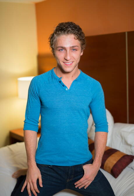 I sexy americani, il muscoloso Calvin Banks e il fusto Michael Delray si spogliano e mostrano il loro sedere stretto in bagno