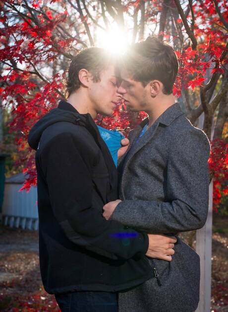 Nice american guys beefy Calvin Banks and hunk Michael Delray shows a beautiful body outside