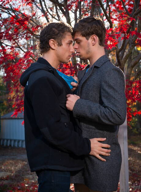 Nice american guys beefy Calvin Banks and hunk Michael Delray shows a beautiful body outside