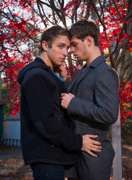 Nice american guys beefy Calvin Banks and hunk Michael Delray shows a beautiful body outside