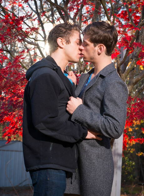 Nice american guys beefy Calvin Banks and hunk Michael Delray shows a beautiful body outside