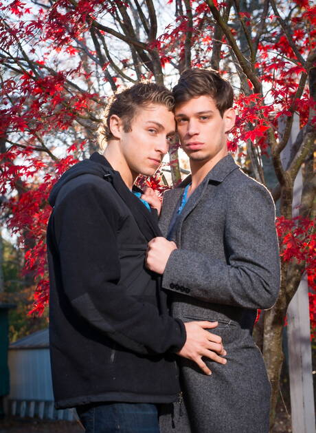 Nice american guys beefy Calvin Banks and hunk Michael Delray shows a beautiful body outside