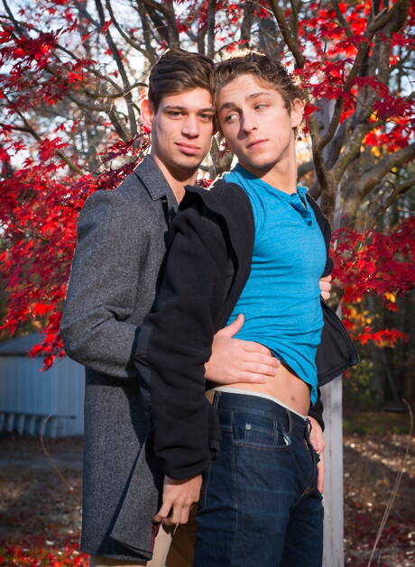 Nice american guys beefy Calvin Banks and hunk Michael Delray shows a beautiful body outside