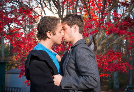 Nice american guys beefy Calvin Banks and hunk Michael Delray shows a beautiful body outside