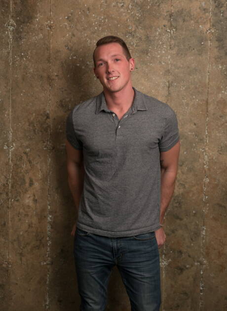 Der amerikanische harte Kerl Jackson Cooper zieht sich aus und zeigt seinen heißen Arsch