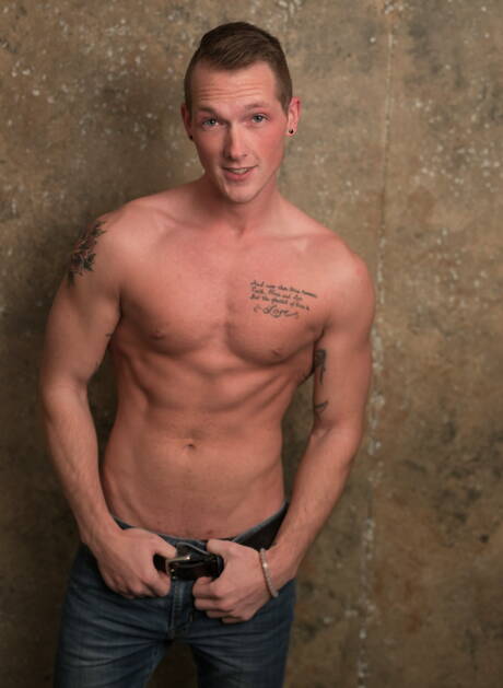 Der amerikanische harte Kerl Jackson Cooper zieht sich aus und zeigt seinen heißen Arsch