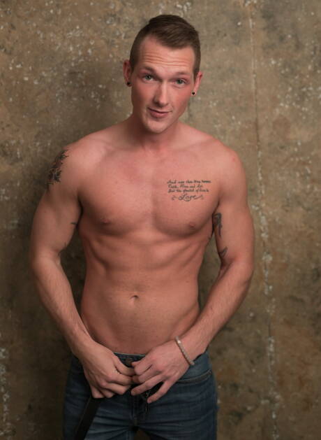 Der amerikanische harte Kerl Jackson Cooper zieht sich aus und zeigt seinen heißen Arsch