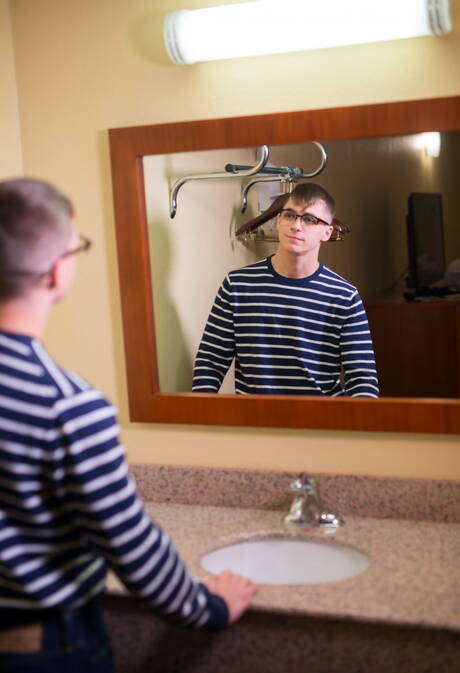 Il bel ragazzo americano super stallone Calvin Banks e il bel twink Kory Houston posano nudi e mostrano il sedere in bagno