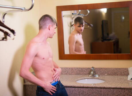 Le beau mec américain Calvin Banks et le minet sexy Kory Houston posent nus et montrent leurs fesses dans la salle de bain