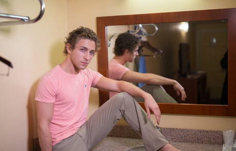 Le beau mec américain Calvin Banks et le minet sexy Kory Houston posent nus et montrent leurs fesses dans la salle de bain