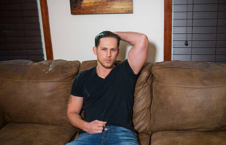 I simpatici amici americani Kory Houston e il super stallone Roman Todd si spogliano e mostrano il loro bel sedere