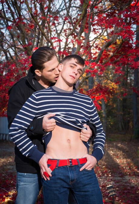 Due ragazzi americani, il twink sexy Kory Houston e il bel ragazzo Roman Todd, mostrano un corpo perfetto all