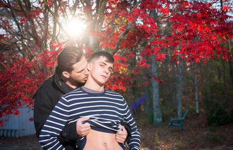 Due ragazzi americani, il twink sexy Kory Houston e il bel ragazzo Roman Todd, mostrano un corpo perfetto all