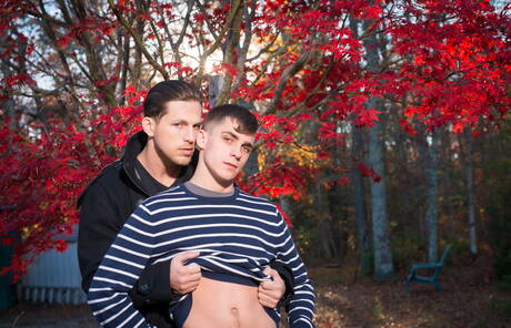 Due ragazzi americani, il twink sexy Kory Houston e il bel ragazzo Roman Todd, mostrano un corpo perfetto all