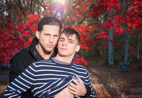 Due ragazzi americani, il twink sexy Kory Houston e il bel ragazzo Roman Todd, mostrano un corpo perfetto all