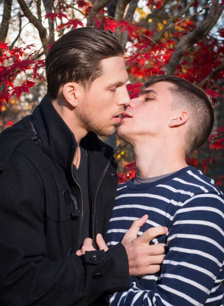 Due ragazzi americani, il twink sexy Kory Houston e il bel ragazzo Roman Todd, mostrano un corpo perfetto all