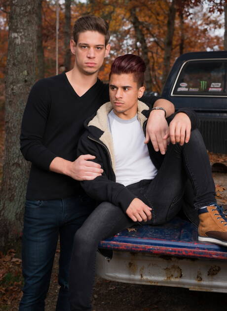 Hübscher amerikanischer Superhengst Armond Rizzo und muskulöser Kerl Michael Delray zeigen einen schönen Körper im Freien