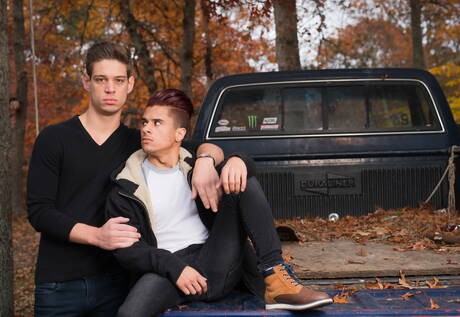 Hübscher amerikanischer Superhengst Armond Rizzo und muskulöser Kerl Michael Delray zeigen einen schönen Körper im Freien