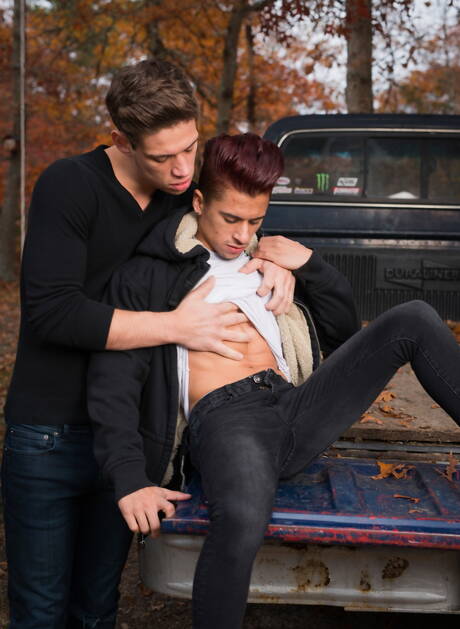 Hübscher amerikanischer Superhengst Armond Rizzo und muskulöser Kerl Michael Delray zeigen einen schönen Körper im Freien