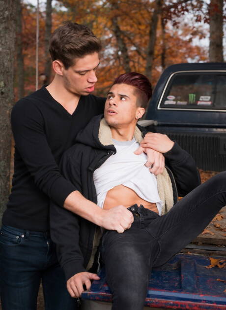 Pretty american guys superstud Armond Rizzo and husky guy Michael Delray shows a beautiful body outdoor