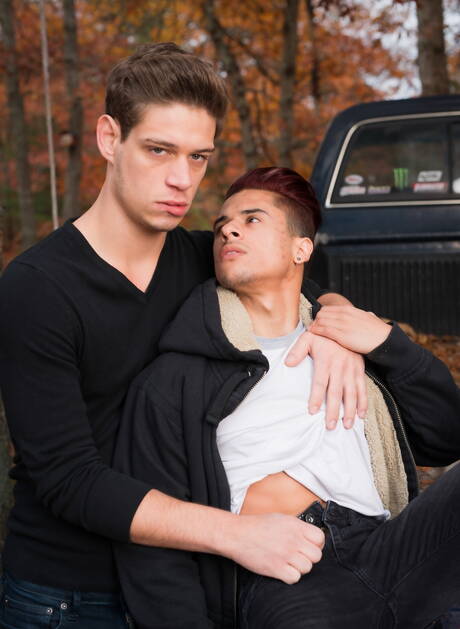 Hübscher amerikanischer Superhengst Armond Rizzo und muskulöser Kerl Michael Delray zeigen einen schönen Körper im Freien