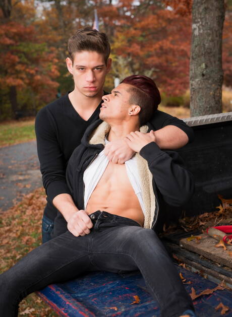 Hübscher amerikanischer Superhengst Armond Rizzo und muskulöser Kerl Michael Delray zeigen einen schönen Körper im Freien