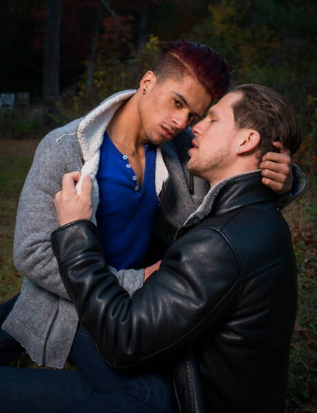 Estadounidenses calientes, el corpulento Armond Rizzo y el musculoso Roman Todd en una escena homosexual caliente al aire libre