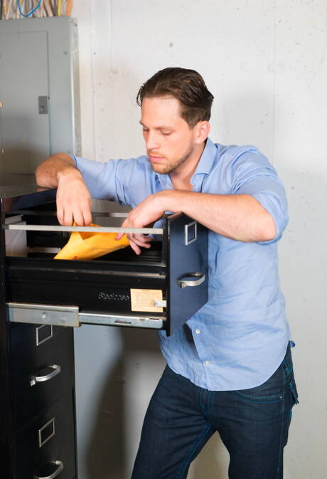 El semental americano Roman Todd jugando con una polla