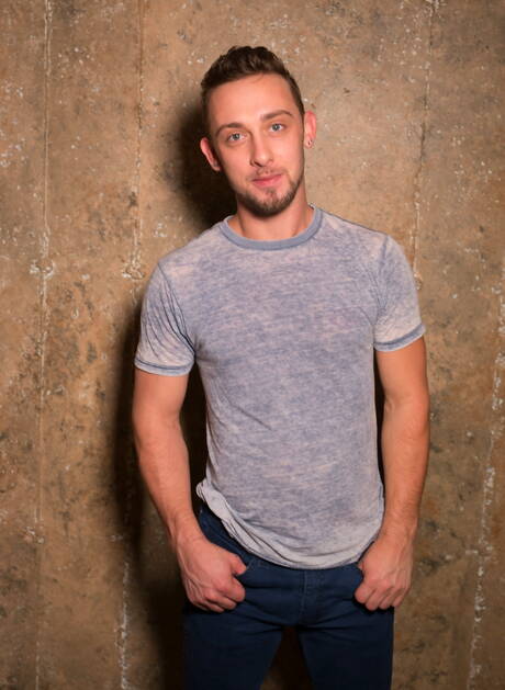 Der amerikanische Schönling Billie Ramos zieht sich aus und zeigt seinen Hintern