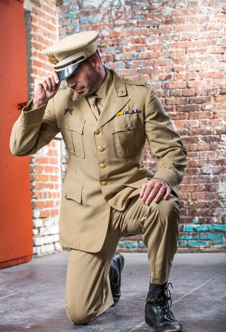 素敵なアメリカ人の男、コルト・リバースとたくましいビリー・サントロが服を脱いでお尻を見せる