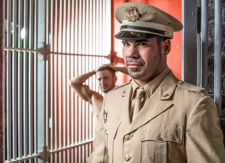 素敵なアメリカ人の男、コルト・リバースとたくましいビリー・サントロが服を脱いでお尻を見せる