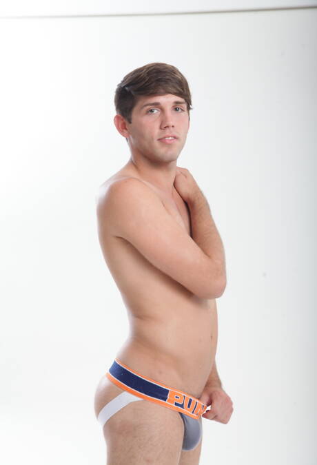 Les jeunes garçons américains chauds Aiden Summers et la loutre Ty Roderick se mettent nus et montrent leurs fesses chaudes