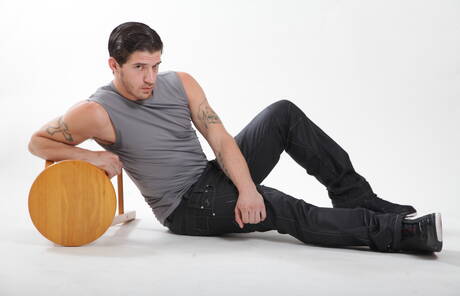 Les jeunes garçons américains chauds Aiden Summers et la loutre Ty Roderick se mettent nus et montrent leurs fesses chaudes