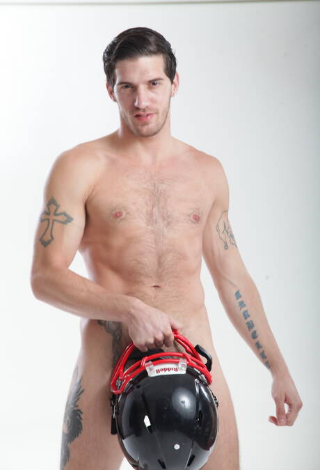 Les jeunes garçons américains chauds Aiden Summers et la loutre Ty Roderick se mettent nus et montrent leurs fesses chaudes