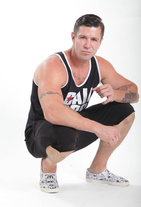 Gli americani più sexy, il fusto Brandon Wilde e il duro Trenton Ducati si spogliano e mostrano il loro culo stretto