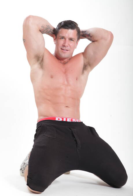 ホットなアメリカ人、イケメンのブランドン・ワイルドとタフガイのトレントン・ドゥカティが裸になってタイトなお尻を見せる