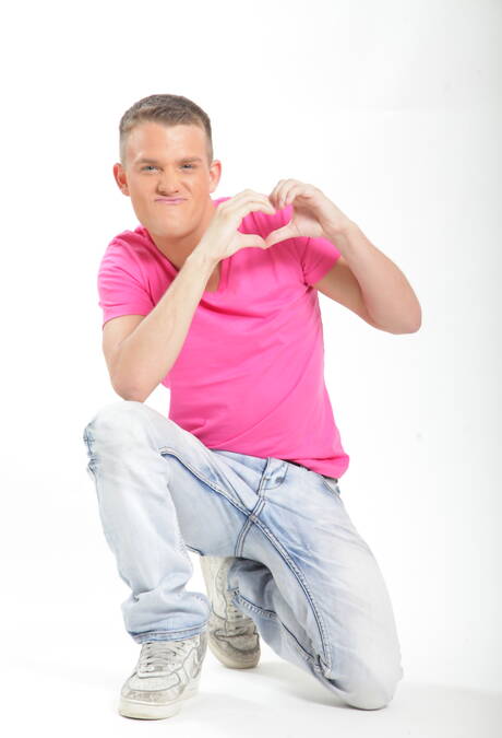 ホットなアメリカ人、イケメンのブランドン・ワイルドとタフガイのトレントン・ドゥカティが裸になってタイトなお尻を見せる