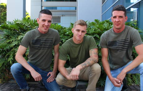 Die sexy Typen Ryan Jordan, Michael Stax und Jacob Stax lieben sich im Freien