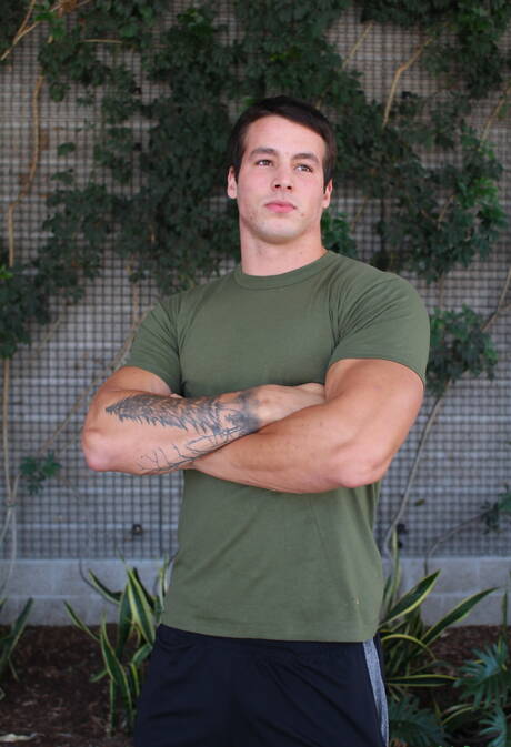 Muskularny Ty rozbiera się i pokazuje jędrny tyłek na zewnątrz