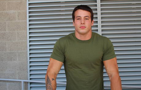 Muskularny Ty rozbiera się i pokazuje jędrny tyłek na zewnątrz