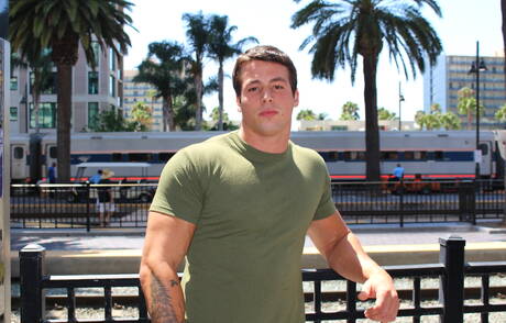 Muskularny Ty rozbiera się i pokazuje jędrny tyłek na zewnątrz