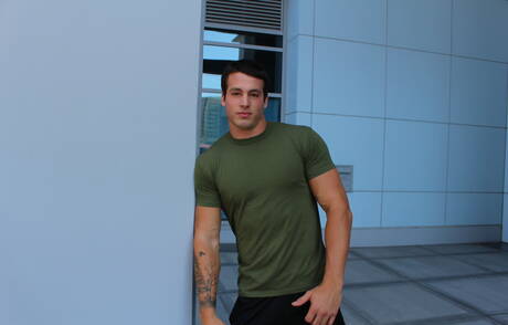 Muskularny Ty rozbiera się i pokazuje jędrny tyłek na zewnątrz