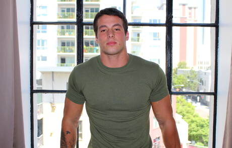 Muskularny Ty rozbiera się i pokazuje jędrny tyłek na zewnątrz